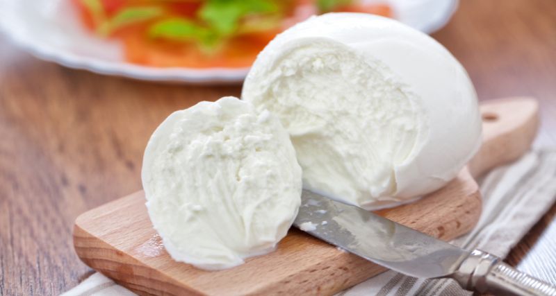 Cómo se fabrica la mozzarella: proceso de producción y características